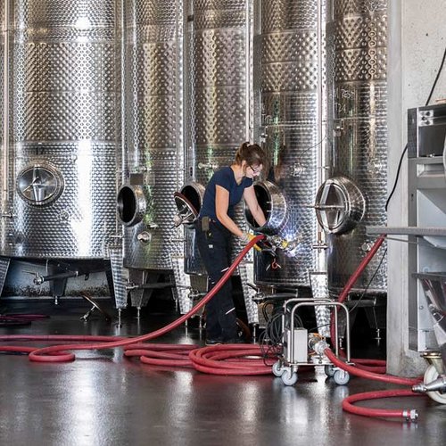 Edelstahlfässer im Weingut BeckerLandgraf Edelstahlfässer im Weingut BeckerLandgraf (Nathalie Zimmermann Fotografie)