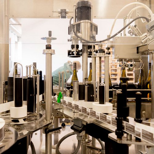 Weinabfüllen im Weingut BeckerLandgraf Weinabfüllen im Weingut BeckerLandgraf (Nathalie Zimmermann Fotografie)